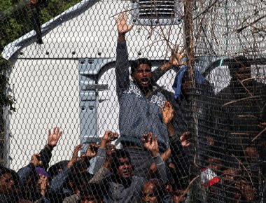 Λέσβος: Μεγάλη εξέγερση στο κέντρο αλλοδαπών στην Μόρια - Καίγονται κοντέινερ (φωτό, βίντεο) (upd)